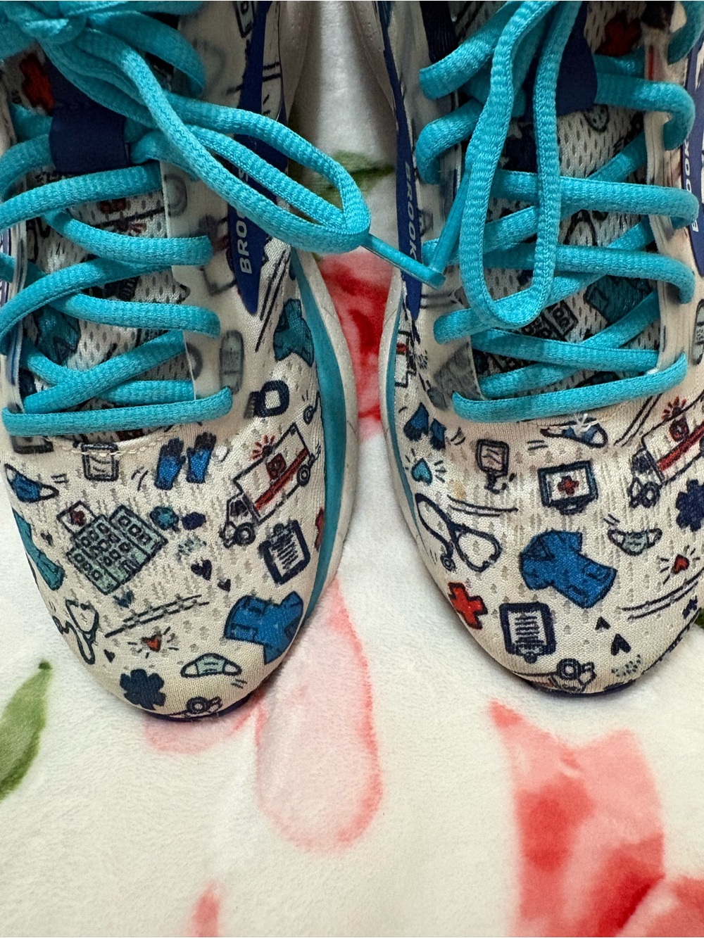Brooks Hero Nurse Print Sneakers Size 9 + Matching Bag 💙 Medical Edition - Picture 6 of 9